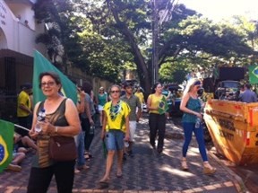 Manifestantes pró-impeachment continuam chegando à avenida São Paulo, em Maringá